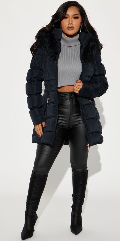 Čierna prešívaná zimná bunda s kapucňou z umelej kožušiny