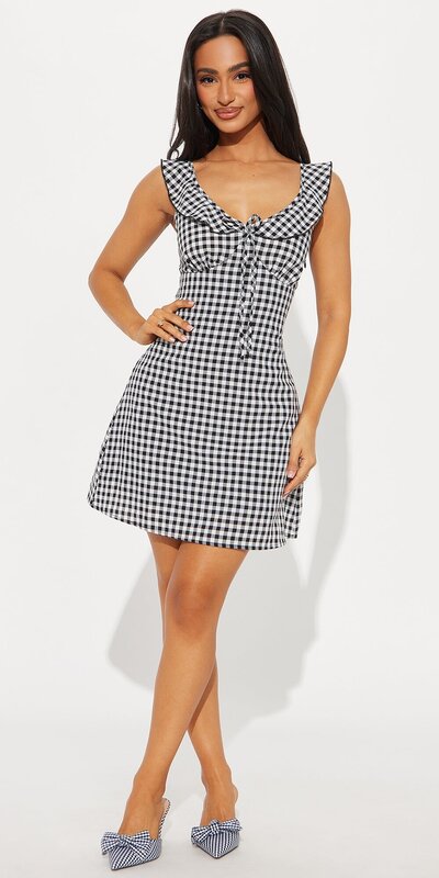 Kárované mini šaty s volánikmi v čierno-bielej farbe