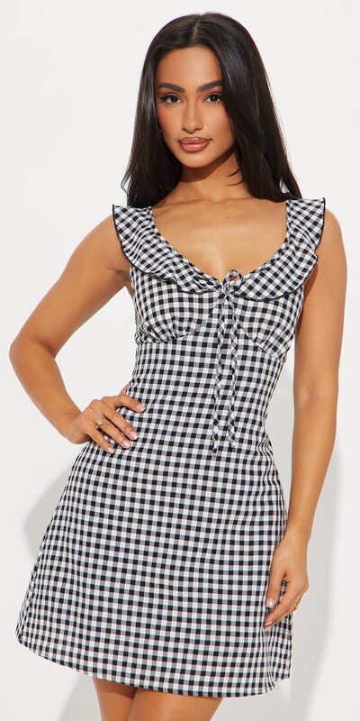 Kárované mini šaty s volánikmi v čierno-bielej farbe