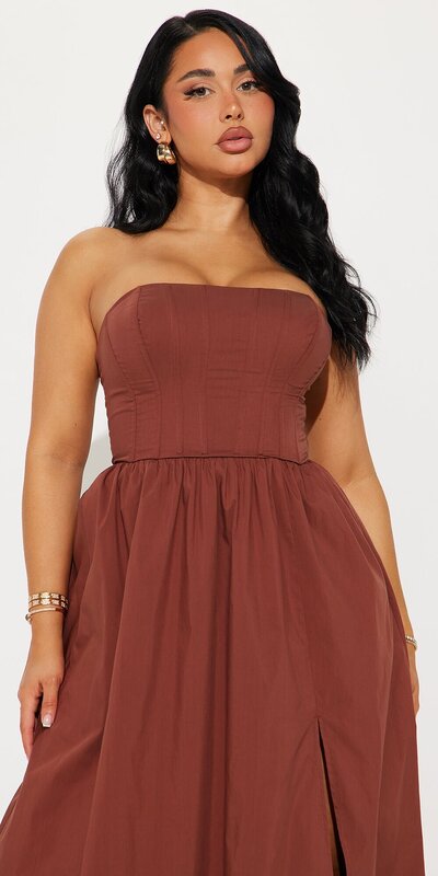 Hnedé popelinové maxi šaty s korzetovým pásom a viazaním na chrbte