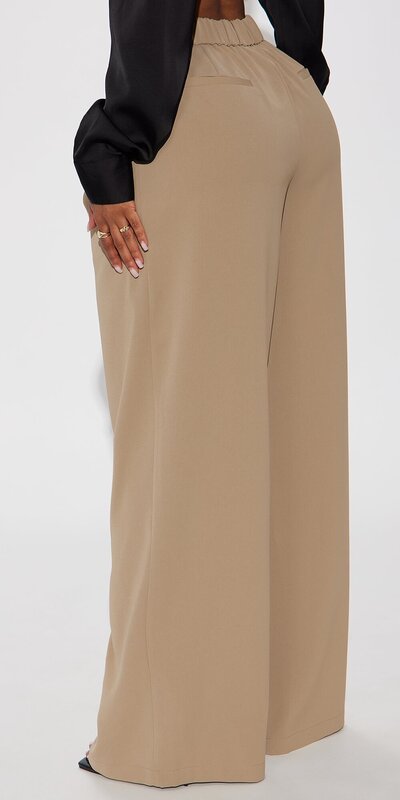 Béžové nohavice so širokými nohavicami a záhybmi vpredu