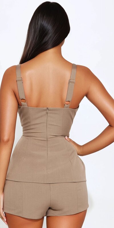 Béžový top s opaskom a kovovými detailmi