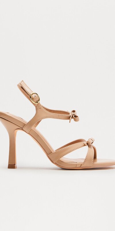 Béžové sandále na podpätku s mašľou a remienkom okolo členka