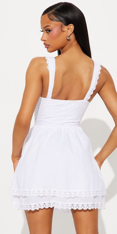 Biele čipkované mini šaty s korzetovým pásom a srdiečkovým výstrihom