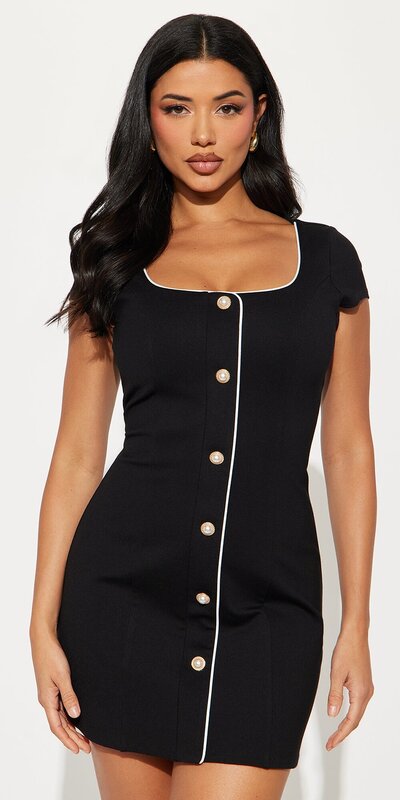 Čierno-biele mini šaty s krátkymi rukávmi a kontrastným lemom