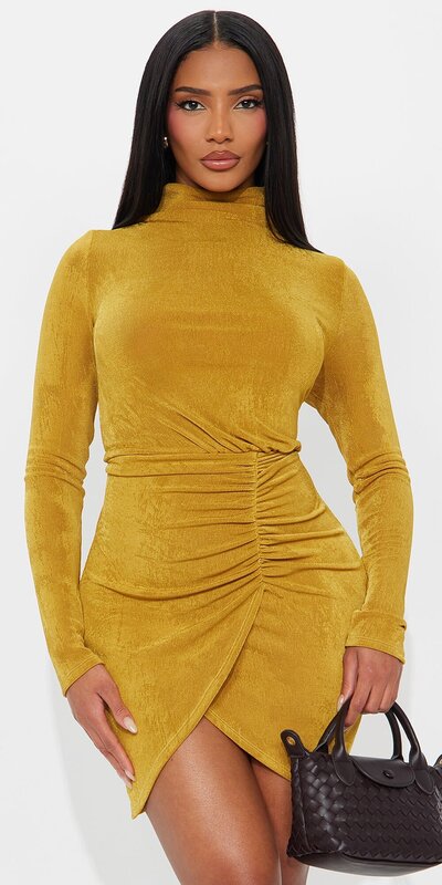 Zlaté mini šaty s riasením a odhaleným chrbtom