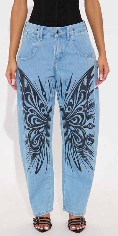 Svetlomodré džínsy s úzkym strihom a ozdobnou prackou vzadu