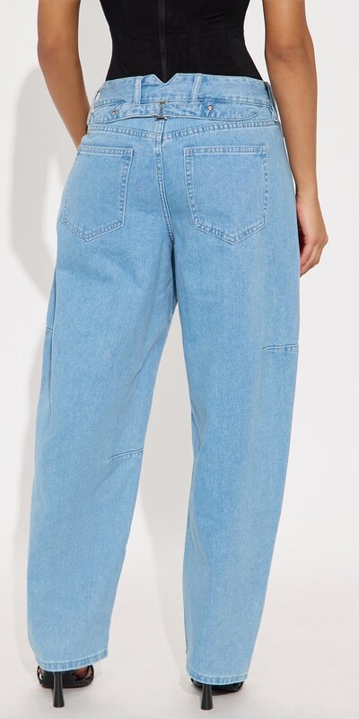 Svetlomodré džínsy s úzkym strihom a ozdobnou prackou vzadu