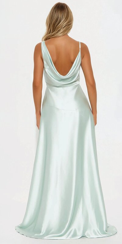 Saténové maxi šaty s asymetrickým výstrihom v svetlozelenej farbe