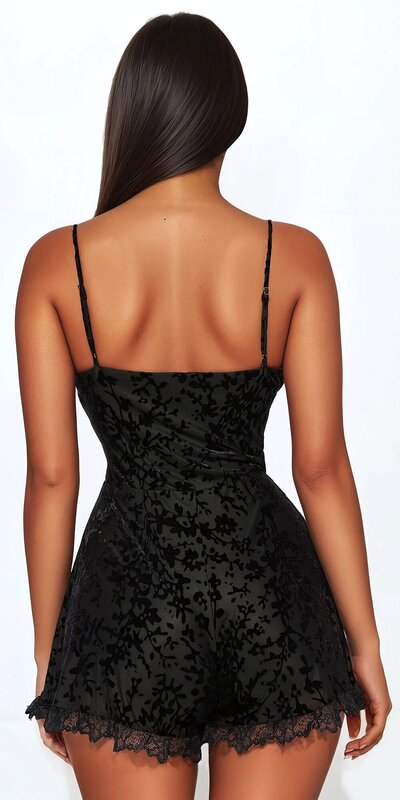 Čierny zamatový overal s kvetinovým vzorom a nastaviteľnými ramienkami