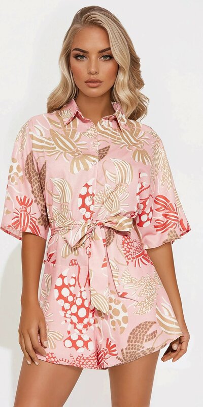 Lososový vzorovaný overal s opaskom a gombíkmi vpredu