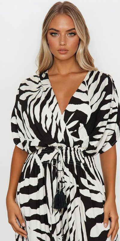 Čierny ľanový overal s viazaním v páse a širokými nohavicami