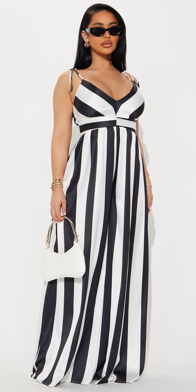 Saténový overal s výstrihom do V a viazaním na ramenách v čierno-bielej farbe