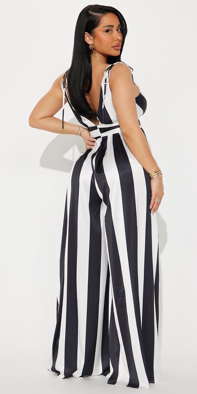 Saténový overal s výstrihom do V a viazaním na ramenách v čierno-bielej farbe