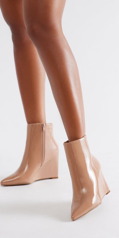 Lakované béžové členkové topánky na klinovom podpätku so zipsom