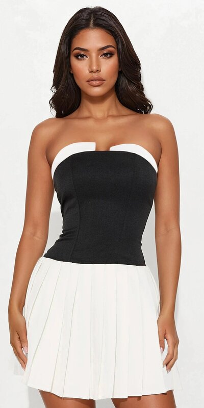 Čierne plisované mini šaty bez ramienok s korzetovým pásom a kontrastným lemom