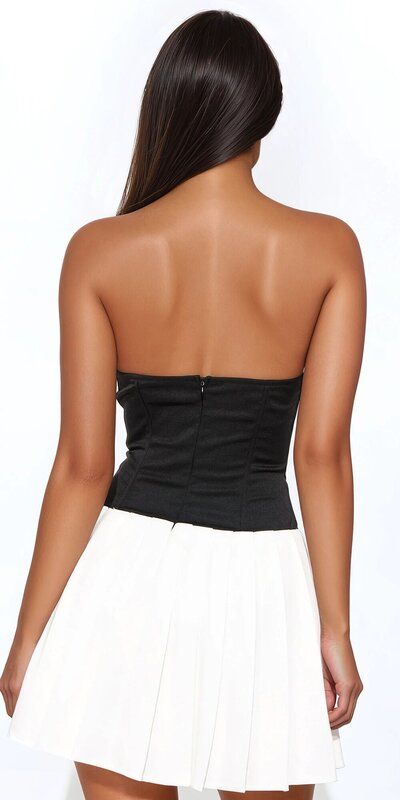 Čierne plisované mini šaty bez ramienok s korzetovým pásom a kontrastným lemom