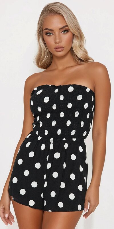 Čierny vzdušný overal s bodkovaným vzorom a riaseným dekoltom