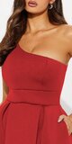 Červené midi šaty na jedno rameno s plisovaním a vreckami