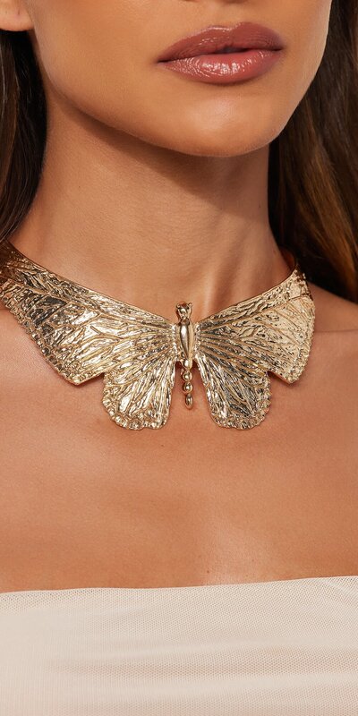 Zlatý choker náhrdelník s motýľovým príveskom