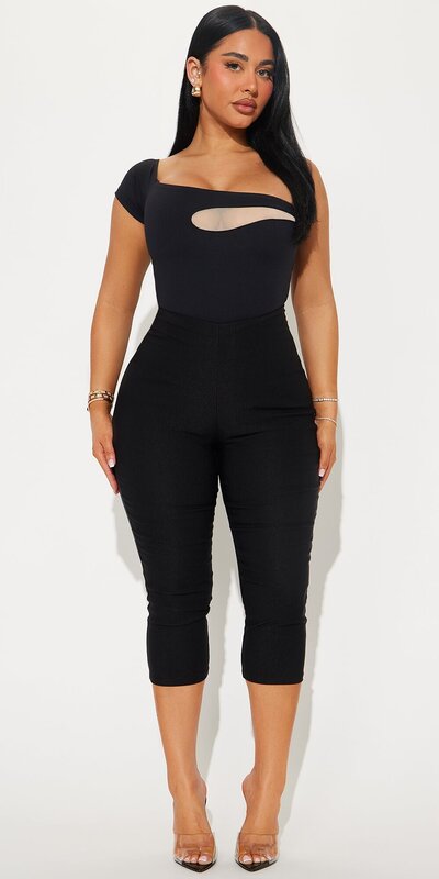 Čierne body na jedno rameno s priesvitným detailom