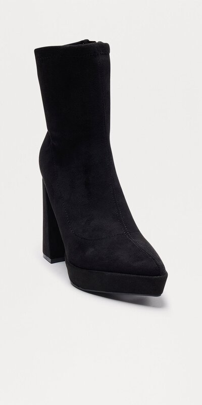 Čierne členkové topánky so špicatou špičkou a vysokým hranatým podpätkom