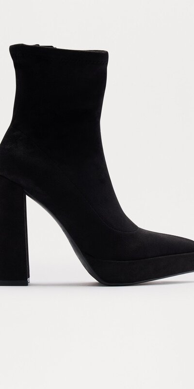 Čierne členkové topánky so špicatou špičkou a vysokým hranatým podpätkom