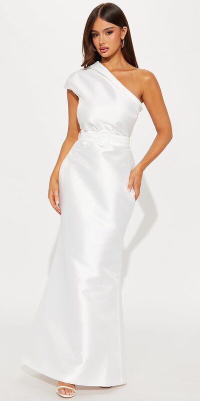 Biele taftové dlhé šaty na jedno rameno s opaskom