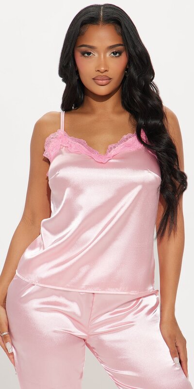 Saténová pyžamová súprava v ružovej farbe s čipkou
