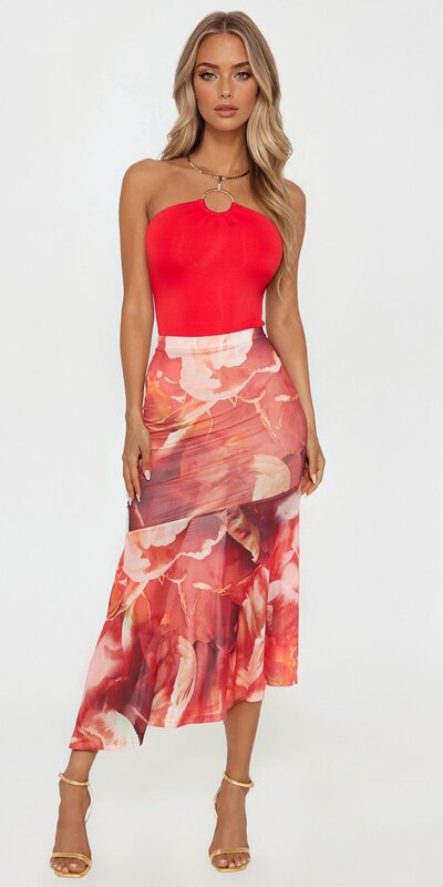 Červené body so zlatou retiazkou a riaseným detailom