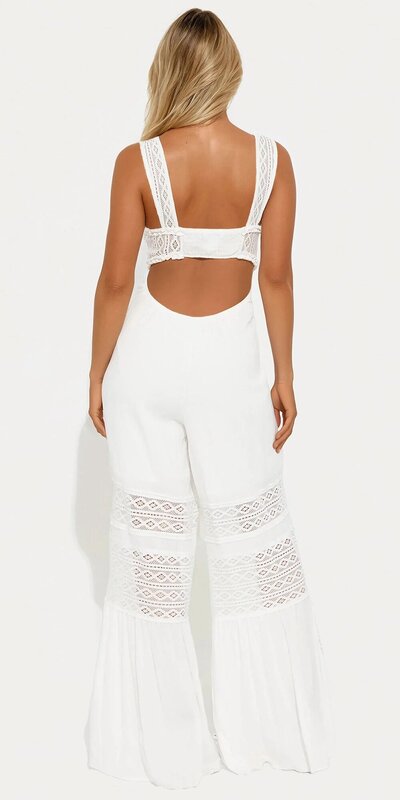 Biely ľanový overal s háčkovanou čipkou a širokými nohavicami