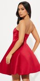 Saténové mini šaty s korzetovým pásom a bublinkovým lemom v červenej farbe