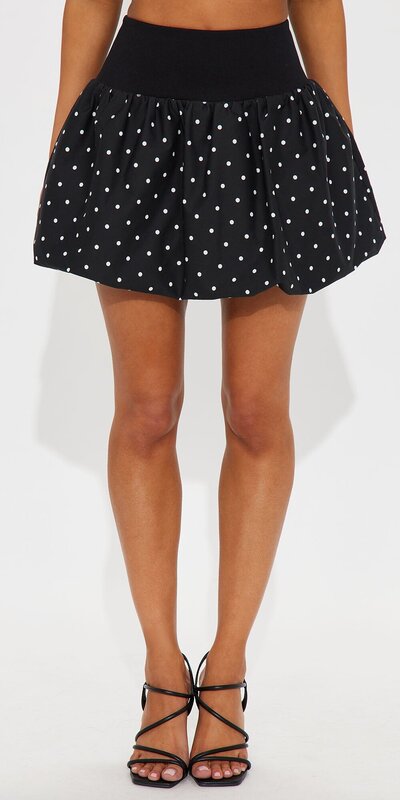 Čierna mini sukňa s bublinkovým lemom a bodkovaným vzorom