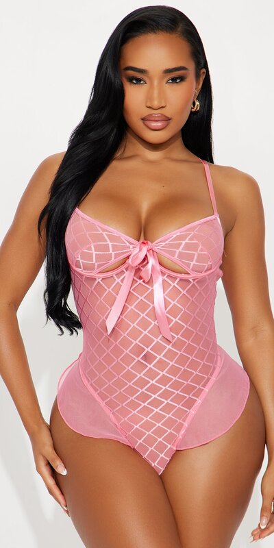 Ružové sieťované body s mašľou a volánikovými detailmi