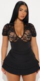 Čipkované body s krátkym rukávom v čiernej farbe
