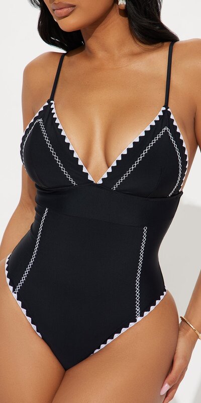 Čierno-biele jednodielne plavky s kontrastným lemovaním