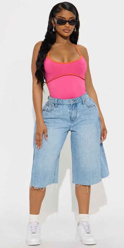 Fuksiové body s kontrastným lemovaním a odhaleným chrbtom