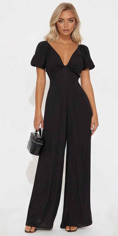 Čierny overal s nadýchanými rukávmi a širokými nohavicami
