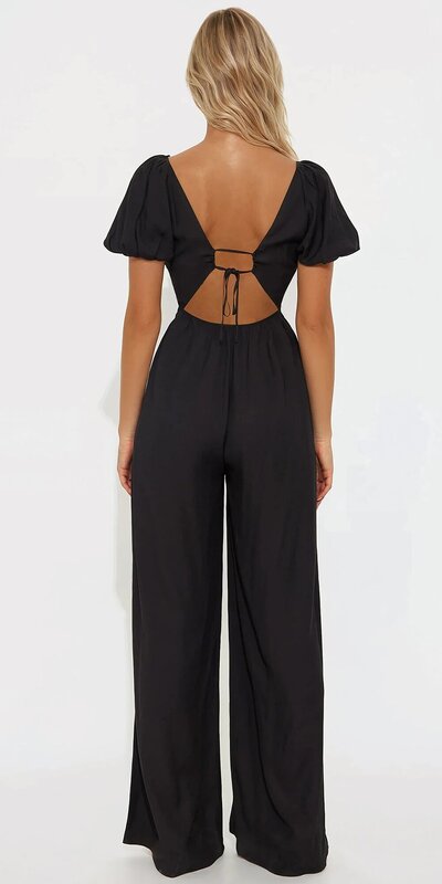 Čierny overal s nadýchanými rukávmi a širokými nohavicami