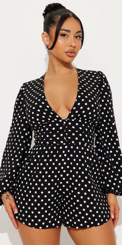 Čierno-biely overal s dlhými rukávmi a hlbokým výstrihom