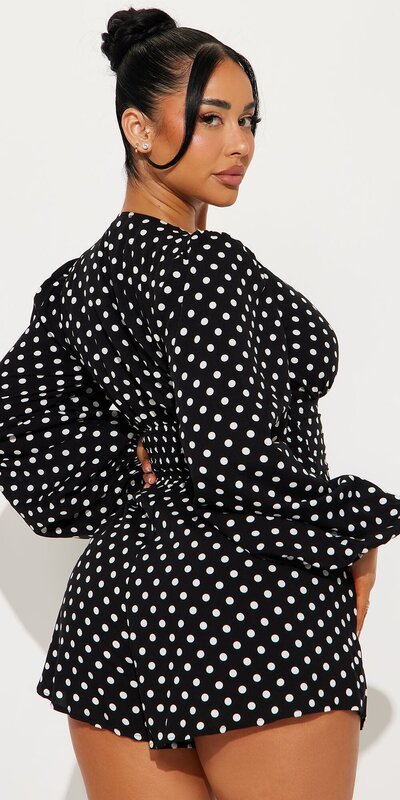 Čierno-biely overal s dlhými rukávmi a hlbokým výstrihom