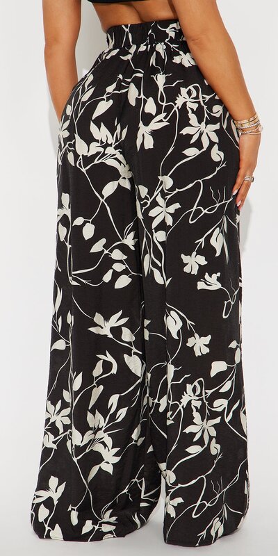 Čierno-biele nohavice s vysokým pásom a tropickým vzorom