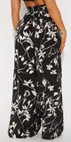 Čierno-biele nohavice s vysokým pásom a tropickým vzorom