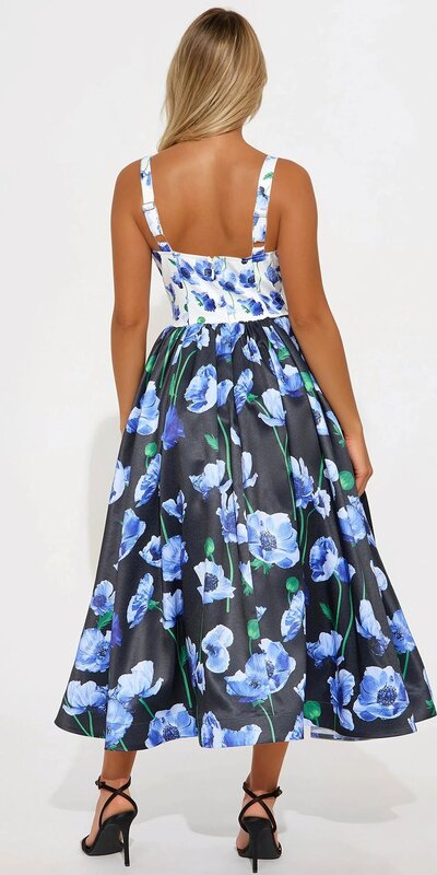 Saténové kvetované midi šaty s korzetovým pásom v modrom odtieni