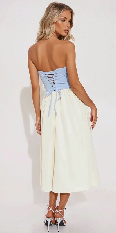 Svetlomodré midi šaty bez ramienok so šnurovaním na chrbte