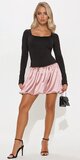 Saténové čierno-ružové mikro šaty s dlhými rukávmi a bublinkovým lemom
