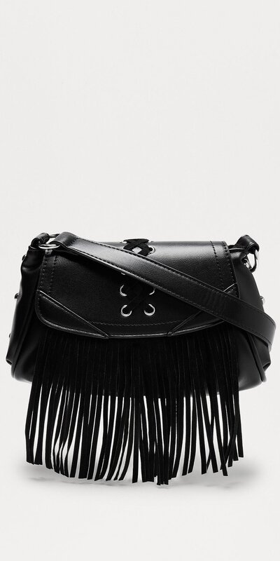 Ramenná kabelka s čiernymi strapcami a prekladaným dizajnom