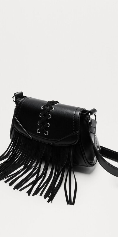 Ramenná kabelka s čiernymi strapcami a prekladaným dizajnom