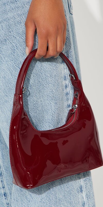 Lesklá bordová mini kabelka na rameno s uhladeným tvarom