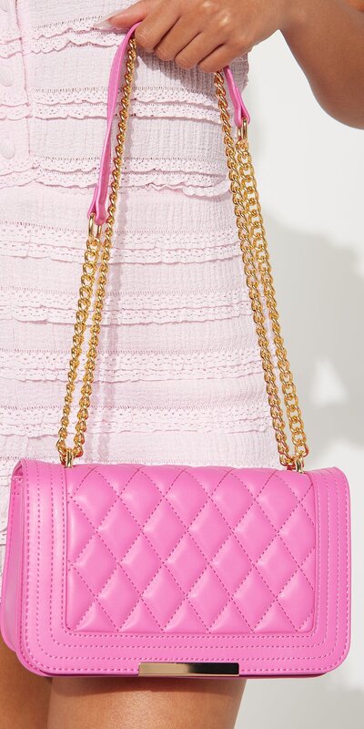 Prešívaná crossbody kabelka v ružovej farbe s akrylovou retiazkou